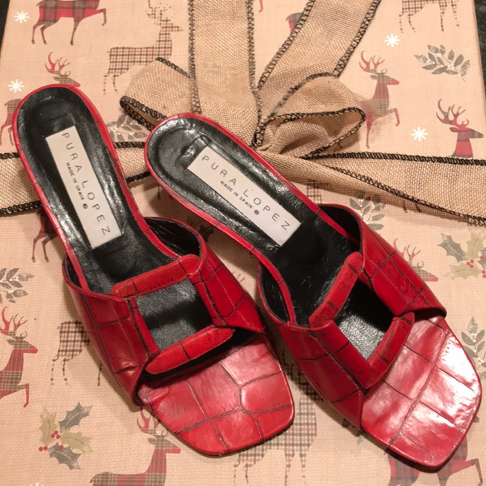 PURA LOPEZ RED KITTEN HEELS.